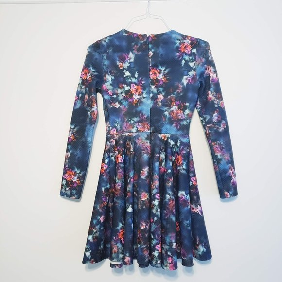 Bebe Print Jacquard Flared Dress - Picture 4 of 8